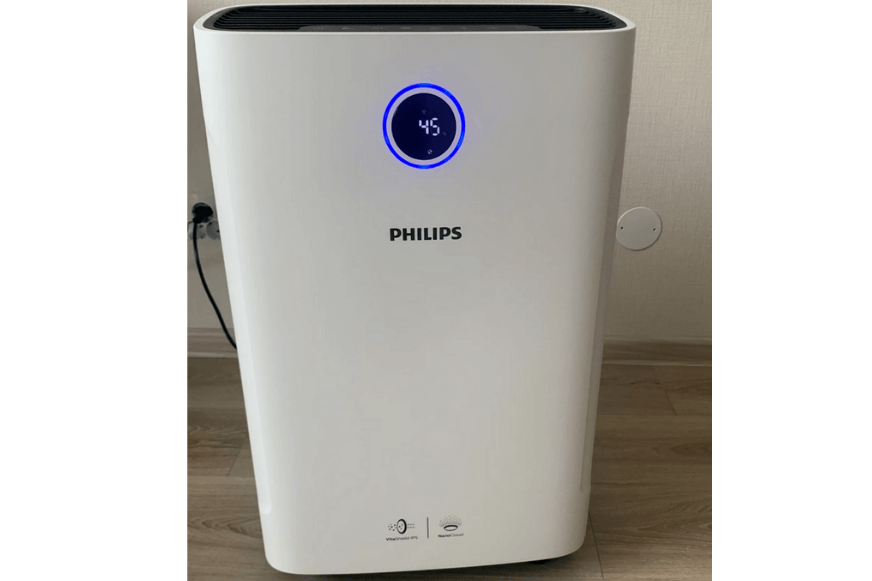 Der Philips AC3829/10 Sereis 3000i Luftreiniger und Luftbefeuchter steht vor einer Wand